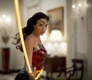 Esta imagen publicada por Warner Bros. Entertainment muestra a Gal Gadot en una escena de "Wonder Woman 1984".