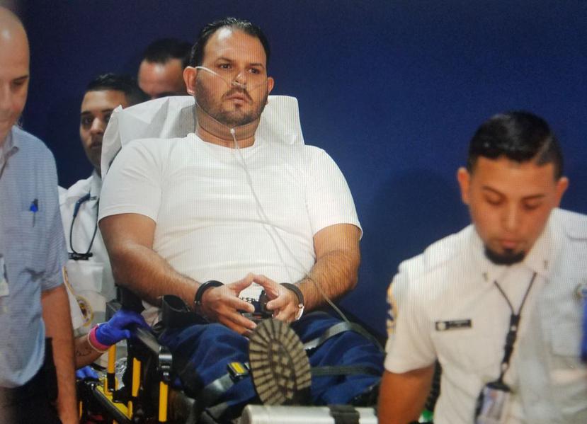 El agente Gabriel Hernández Jiménez fue sacado en camilla esta noche de la Comandancia de Bayamón, luego que le subiera la presión.