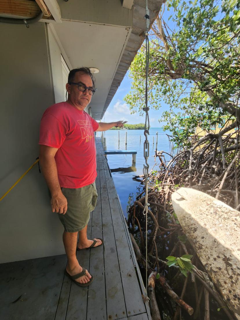 Luis Carlos Ortiz explica los daños que sufrió su residencia flotante en La Parguera por la marejada ciclónica del huracán Fiona.