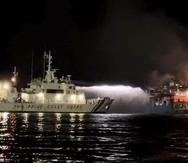 En esta imagen difundida por la Guardia Costera de Filipinas, un barco de la Guardia Costera de Filipinas intenta apagar un incendio en el MV Lady Mary Joy.
