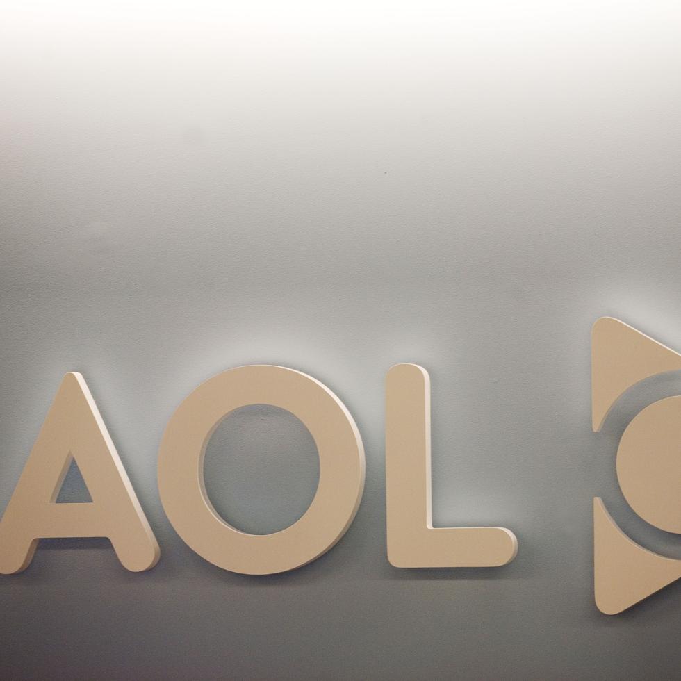 El logo de AOL exhibido en un muro de las oficinas de la compañía, en Nueva York.
