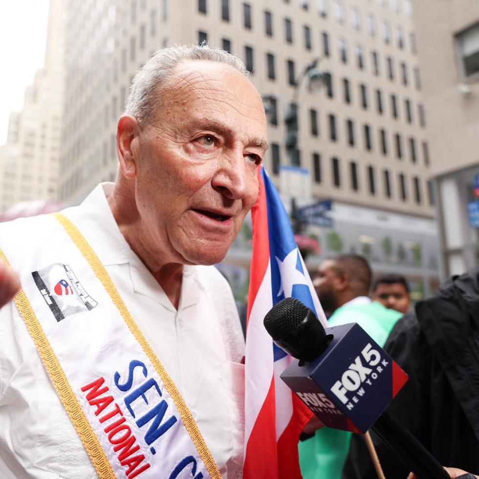 Chuck Schumer en el Desfile Puertorriqueño en Nueva York, el 12 de junio de 2022.