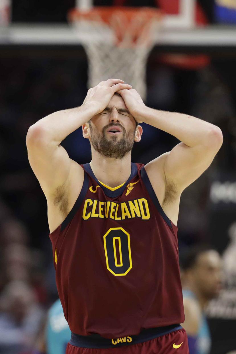 En foto de archivo del 2 de enero del 2020 Kevin Love de los Cavaliers de Cleveland reacciona tras fallar un tiro de tres al final del juego ante los Hornets de Charlotte. (AP)