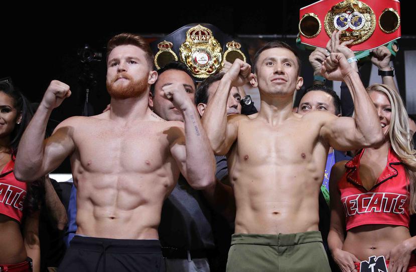En esta foto de archivo del 15 de septiembre de 2017, el mexicano Saúl "Canelo" Álvarez (izquierda) y el kazajo Gennady Golovkin posan durante la ceremonia de pesaje previa a su pelea en Las Vegas. (AP)