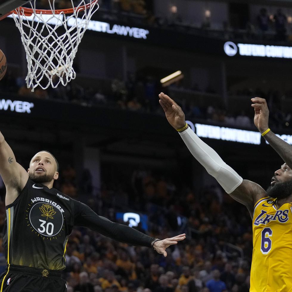 Stephen Curry (izquierda) y los Warriors ocupan el décimo lugar en el Oeste, mientras que LeBron James y los Lakers marchan novenos.