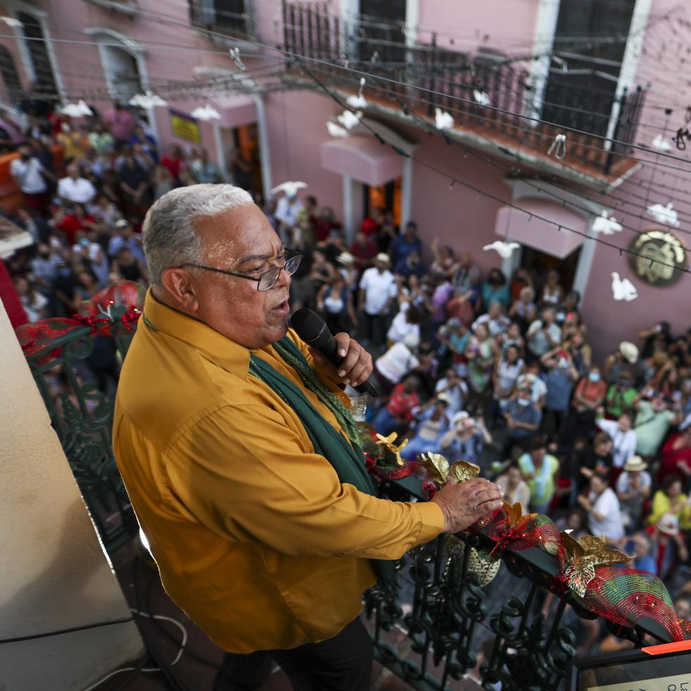 La icónica calle adoquinada volvió a cobrar fuerza, esta vez no como símbolo de protesta, sino de pura celebración navideña, pues como regalo de la Fundación Nacional para la Cultura Popular (FNCP), desde sus balcones se presentó -nuevamente- el cantante puertorriqueño Danny Rivera para formar parte de otra edición de “Atardecer Navideño”.