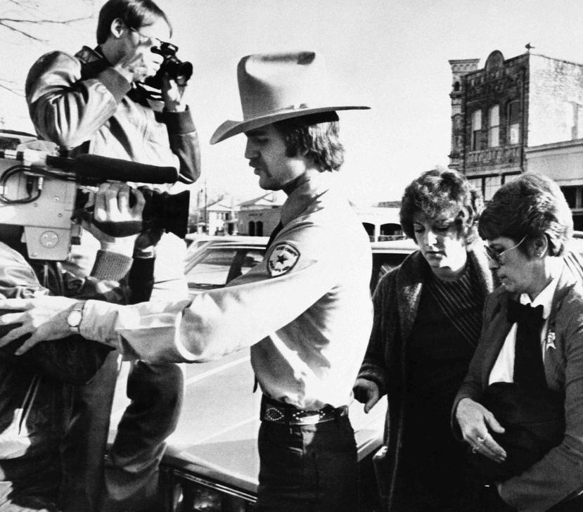 Foto de 1984 en la que se ve cuando llevan a Jones a corte. (AP)