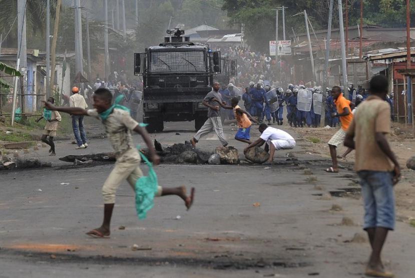 Las fuerzas de seguridad están usando gas lacrimógeno, cañones de agua y perdigones para dispersar cualquier reunión pública en Bujumbura, dijo Carina Tertsakian, investigadora de la organización de derechos Human Rights Watch.