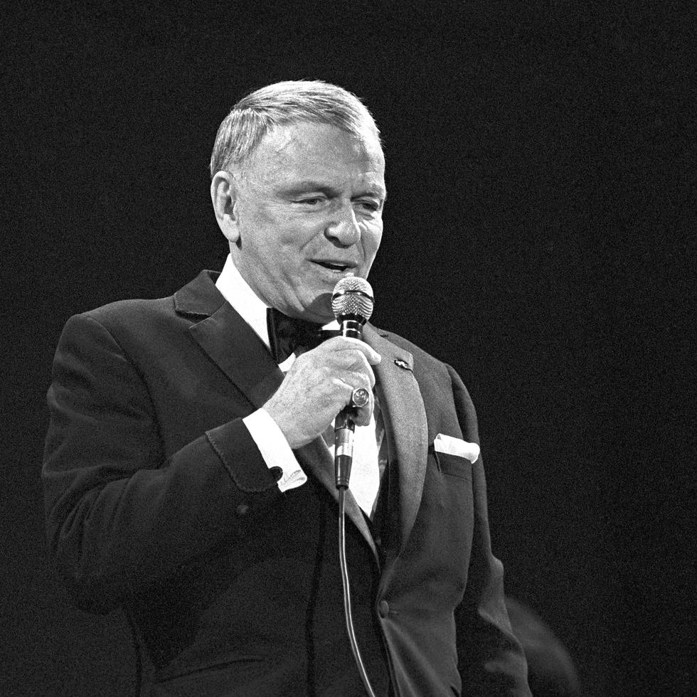 Fotografía de archivo del 26 de septiembre de 1986 donde aparece  Frank Sinatra cantando en el concierto que ofreció en el estadio Santiago Bernabeu, en Madrid (España).