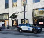 Agentes de policía y equipos de emergencia afuera de la tienda Louis Vuitton en Union Square de San Francisco el 21 de noviembre de 2021, luego de que saqueadores saquearan negocios.