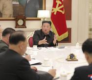En esta imagen cortesía del gobierno de Corea del Norte, el mandatario norcoreano Kim Jong Un, al centro, asiste a una reunión del partido gobernante, el martes 17 de mayo de 2022, en Pyongyang, Corea del Norte.