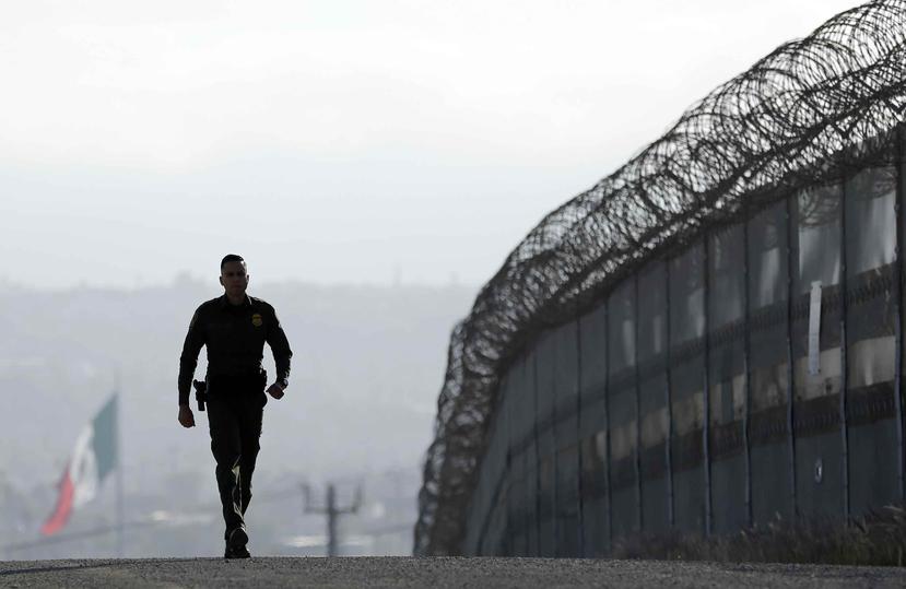 Las aprehensiones de migrantes no autorizados realizadas por la patrulla fronteriza de Estados Unidos han caído casi a la mitad. (The Associated Press)