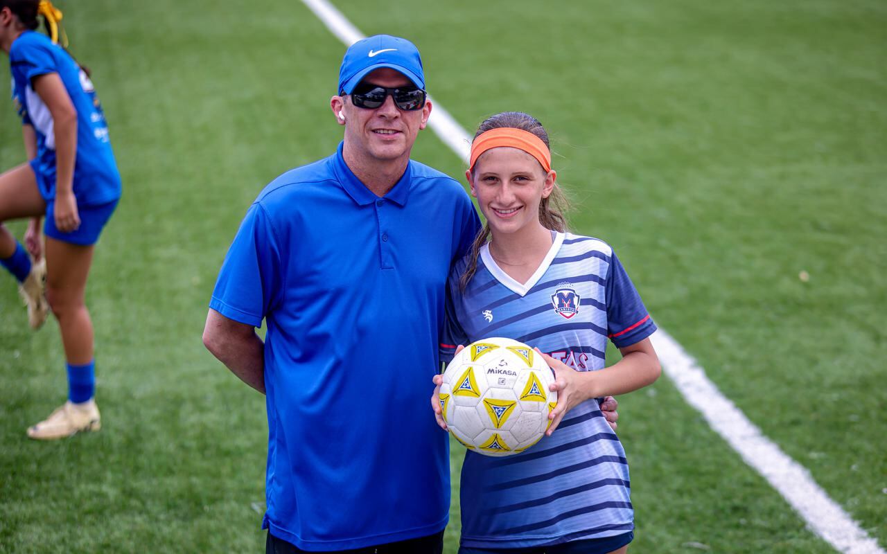 Jerry Batista cambia la cancha de baloncesto por el campo de fútbol en apoyo a su hija: “Estoy como fanático, viendo y disfrutando”