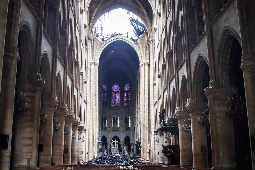 Un agujero en el domo dentro de la catedral de Notre Dame, en París. (Christophe Petit Tesson, Pool vía AP)
