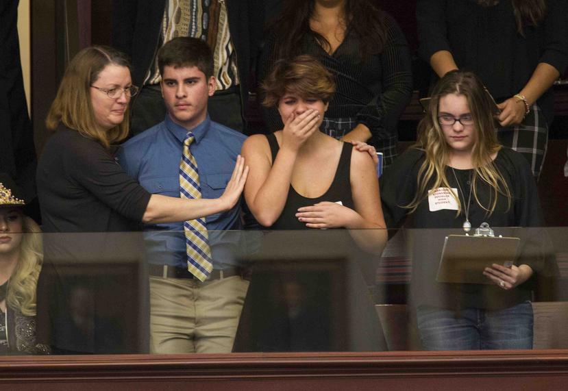 Sheryl Acquarola (segunda desde la derecha), de 16 años y estudiante de la escuela secundaria Marjory Stoneman Douglas, llora luego de que la Cámara de Representantes de Florida rechazó un intento para revivir una iniciativa que prohibiría los fusiles de