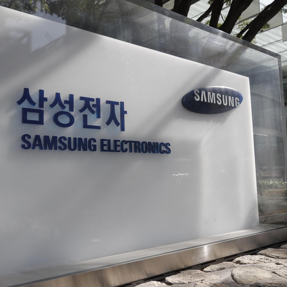 En esta imagen del 25 de octubre de 2020 se ve el logotipo de Samsung Electronics frente al edificio de Samsung Electronics Seocho en Seúl, Corea del Sur.