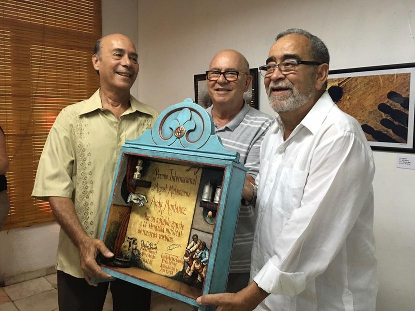Andy Montañez recibe el premio Miguel Matamoros de parte de la dirección de la Unión Nacional de Escritores y Artistas de Cuba. (Suministrada)