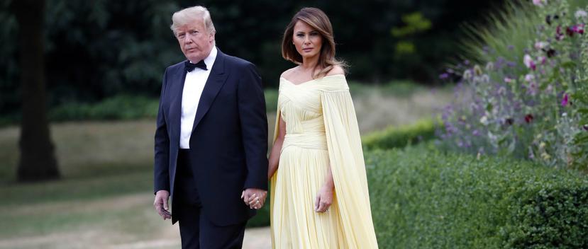 La primera dama lució un exclusivo vestido plisado amarillo hasta el suelo con una capa del mismo largo, maquillaje ahumado y ondulaciones en el cabello. (Foto: AP)