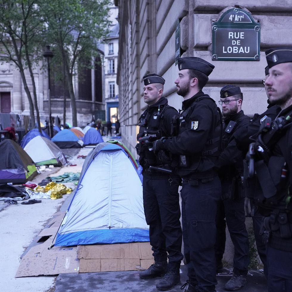 Policías montan guardia en un campamento improvisado durante una operación de evacuación el martes 30 de abril de 2024 en París. La policía ha realizado operaciones similares de forma diaria en los meses previos a los Juegos Olímpicos.