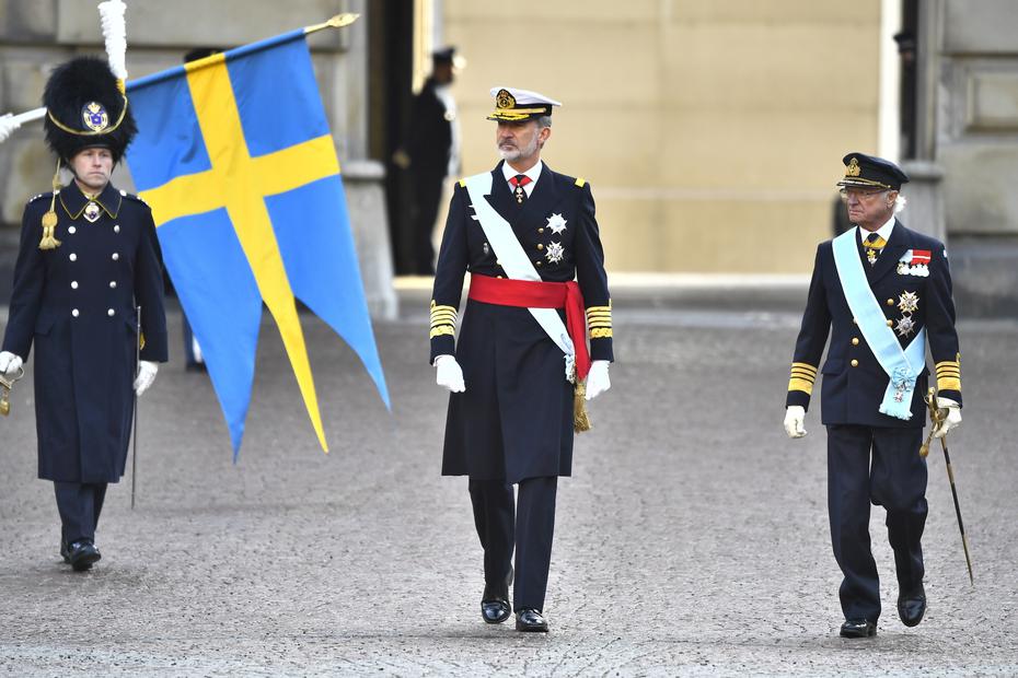 El rey de Suecia, Carl Gustaf, camina con el rey de España, Felipe, durante la ceremonia oficial de bienvenida en el Palacio Real, en Estocolmo.