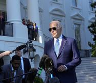 El presidente Joe Biden habla con los reporteros en el jardín sur de la Casa Blanca en Washington, mientras se dirige a Camp David para pasar el fin de semana.