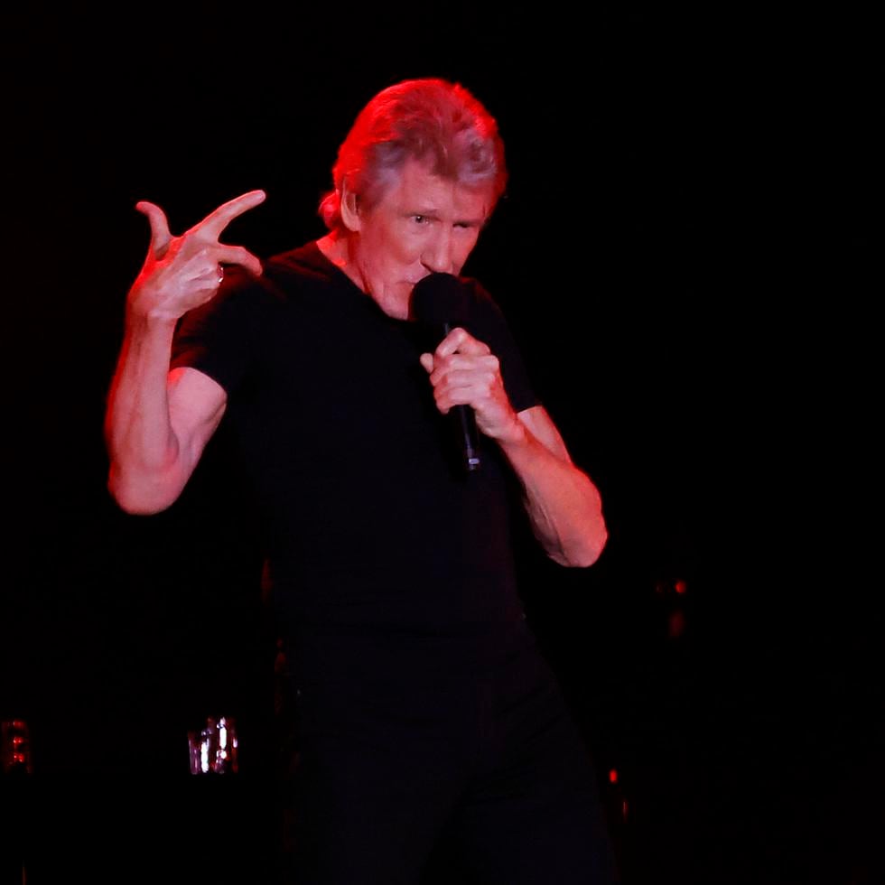 El músico británico Roger Waters, cofundador de la mítica banda de rock Pink Floyd, se presentó en concierto en el marco de su gira "This is Not a Drill", en el Estadio Monumental en Santiago, Chile.