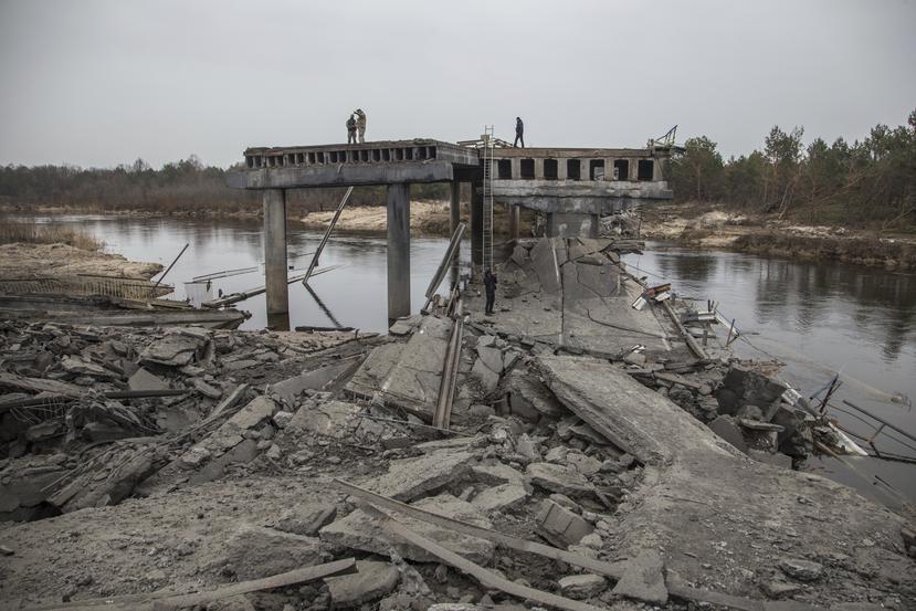 Militares ucranianos en un puente destruido entre la aldea de Dytiatky y Chernobyl, Ucrania.