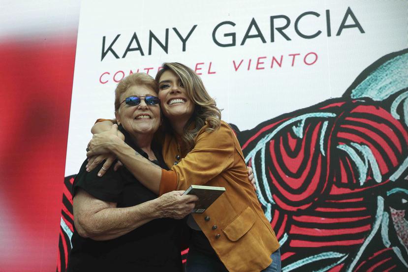 Kanny García junto a unoa fan.