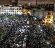 Miles de manifestantes protestan en jueves en la Plaza San Martin en Lima. La toma de juramento del nuevo gabinete no ha traído la calma que Merino ha pedido a la población, que mantiene sus protestas desde la destitución de Vizcarra.