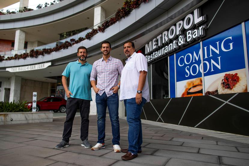 Desde la izquierda, Alex Ravelo, Christian Ravelo y Reynaldo Vega, codueños de la cadena Metropol, frente al nuevo local en Mall of San Juan.