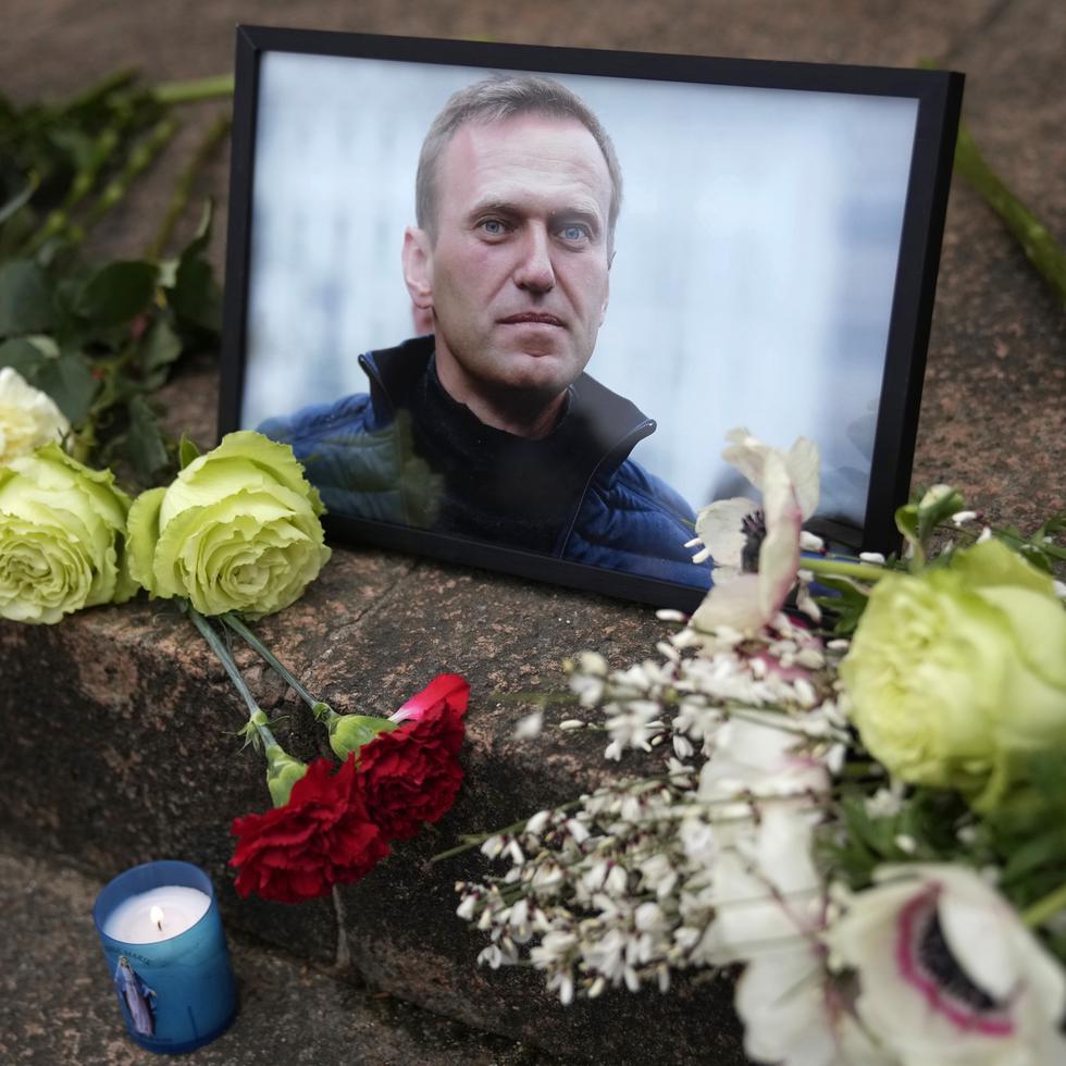 Un retrato del líder de la oposición rusa Alexei Navalny y flores fueron colocados cerca de la embajada rusa, en Francia, luego de que se informara sobre su deceso.