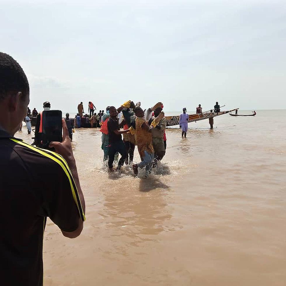 En eta fotografía proporcionada por la Agencia Nacional para el Manejo de Emergencias, socorristas cargan a una víctima de un naufragio en Wara, Kebbi, Nigeria, el jueves 27 de mayo de 2021.