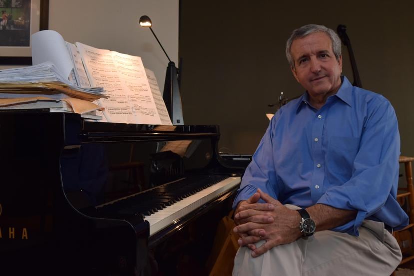 Luis Álvarez cuenta en su hogar con un piano, contrabajo y un bajo que compró en 1977.