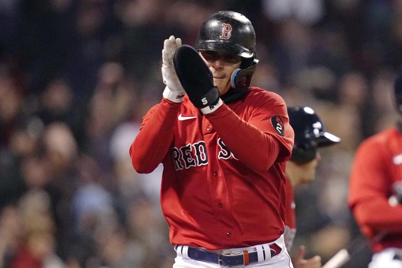 El boricua Kike Hernández, de los Red Sox de Boston, aplaude luego de marcar una carrera al ser remolcado por un doblete de su compañero Trevor Story en la tercera entrada del partido del martes en Boston.