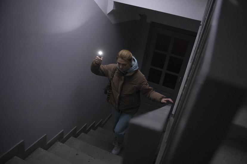 Anastasia Pyrozhenko, de 25 años, sube las escaleras de su edificio de apartamentos en Kiev, Ucrania.