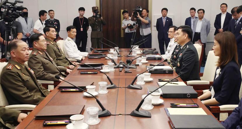 Funcionarios militares surcoreanos (d) y sus homólogos norcoreanos (i) inician conversaciones militares intercoreanas en la aldea de tregua de Panmunjom. (EFE)