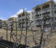 La construcción en el condominio Sol y Playa, en la playa Los Almendros, en Rincón, está paralizada desde agosto pasado por orden de la Junta de Planificación.