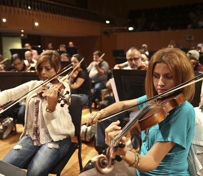 La Orquesta Filarmónica de Puerto Rico  suena las piezas de rock.