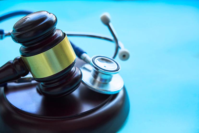 Los profesionales del derecho médico se especializan en cuestiones legales relacionadas con la práctica médica, la ética, la responsabilidad médica y la regulación de la atención médica.