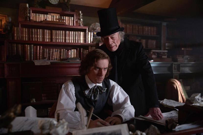 Dan Stevens encarna al escritor Charles Dickens, mientras Christopher Plummer da vida al personaje literario “Ebenezer Scrooge”. (Suministrada)