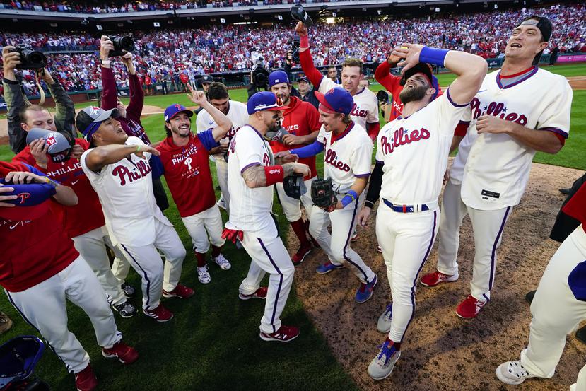 Los Phillies de Filadelfia festejan tras eliminar a los Braves de Atlanta en el cuarto juego de la serie divisional de la Liga Nacional.
