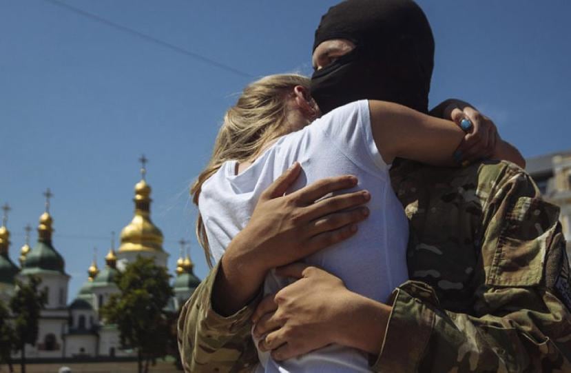 Un soldado del batallón ucraniano "Azov" abraza a su novia antes de jurar lealtad en una ceremonia tras la que partirá, junto con el resto de soldados hacia el este de Ucrania. 