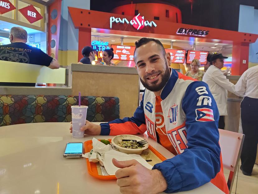 Frente a un plato de comida mexicana que compró en la zona de comidas de la hospedería, un sonriente Pedraza compartió con beneplácito que hizo el peso.