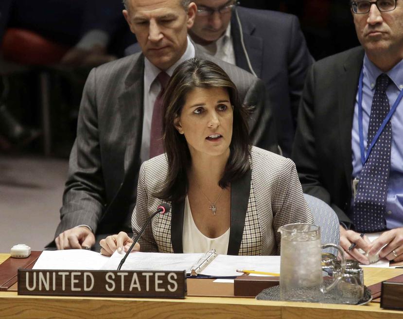 La exembajadora de Estados Unidos ante las Naciones Unidas, Nikki Haley, hablando durante una reunión del Consejo de Seguridad. (AP/Seth Wenig)