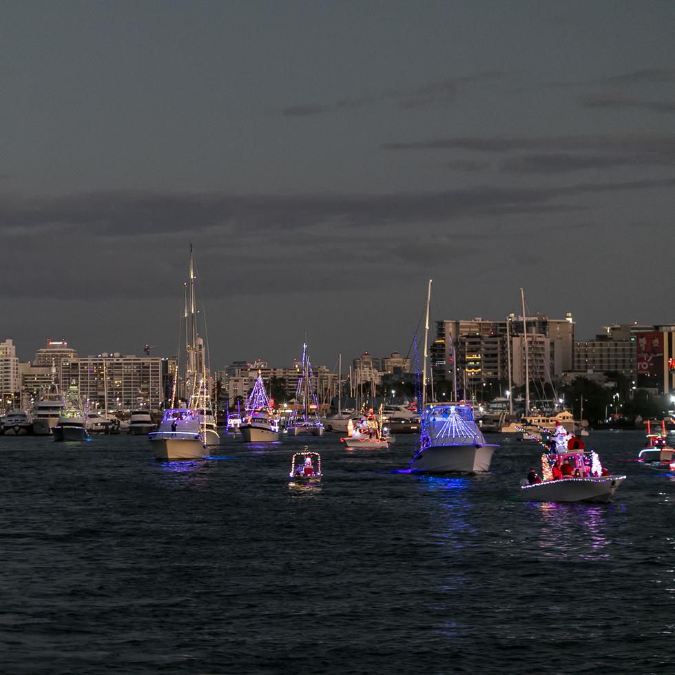 Espectáculo lumínico de los botes iluminados que participan en el San Juan Christmas Boat Parade.