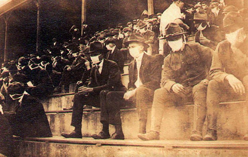 El público con mascarillas durante un partido del Georgia Tech en la temporada de 1918. La imagen fue captada por el estudiante Thomas Carter, en plena pandemia de influenza española (Thomas Carter via AP)