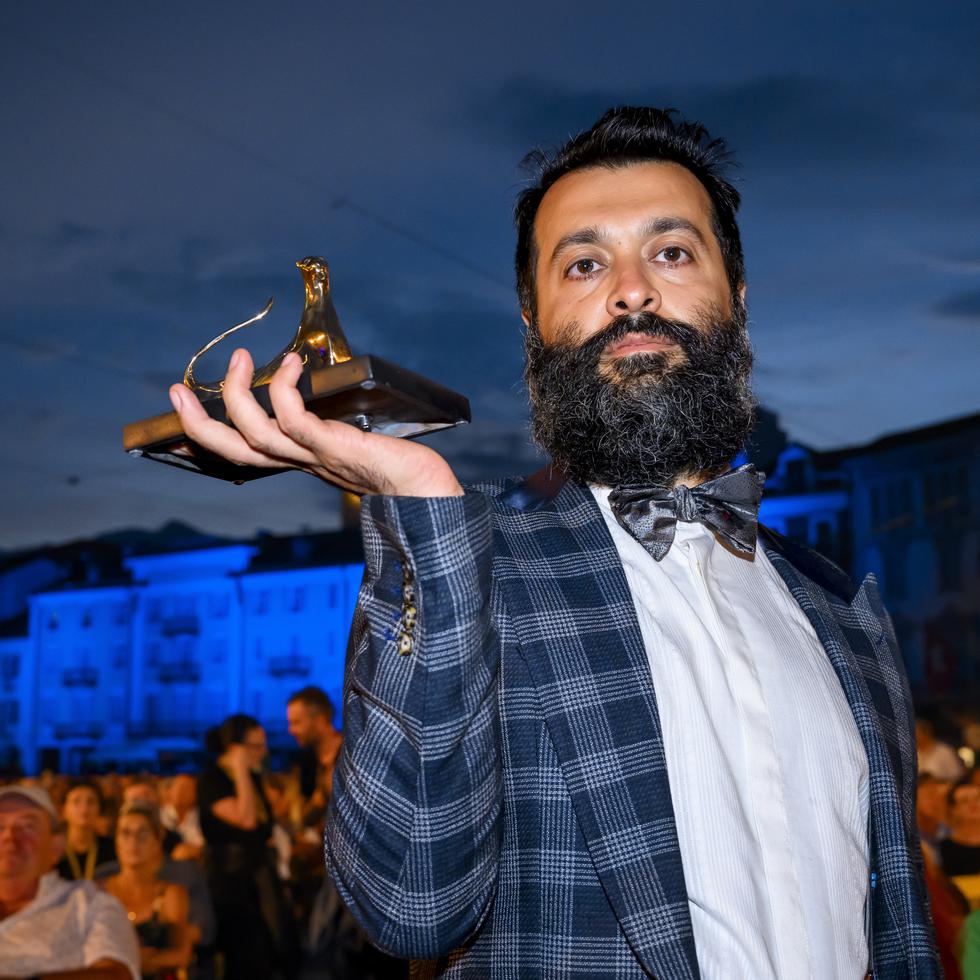 El productor iraní Sina Ataeian Dena posa con el premio Golden Leopard, dado a la  películo "Mantagheye bohrani"  ("Critical Zone") del director Ali Ahmadzadeh en el Festival de Cine de Locarno, en Suiza.