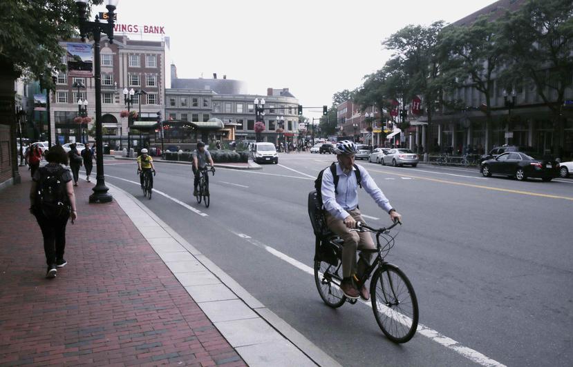 En esta fotografía del 13 de agosto de 2019, un ciclista conduce en un carril para bicicletas en Cambridge, Massachusetts. (AP/Charles Krupa, Archivo)