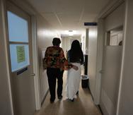 Una mujer de 33 años, madre de tres hijos del centro de Texas, es escoltada por el pasillo por la administradora de la clínica Kathaleen Pittman antes de someterse a un aborto en Hope Medical Group for Women en Shreveport, Luisiana.
