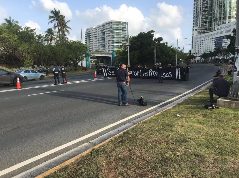 Alrededor de quince manifestantes de La Jornada se Acabaron las Promesas se mantienen frente a Paseo Caribe. (Paola Arroyo Guzmán)